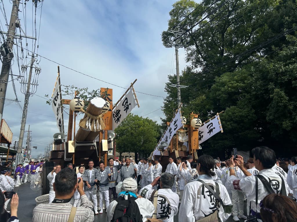 伊勢の夏祭り。山車を担ぐ法被姿の人々